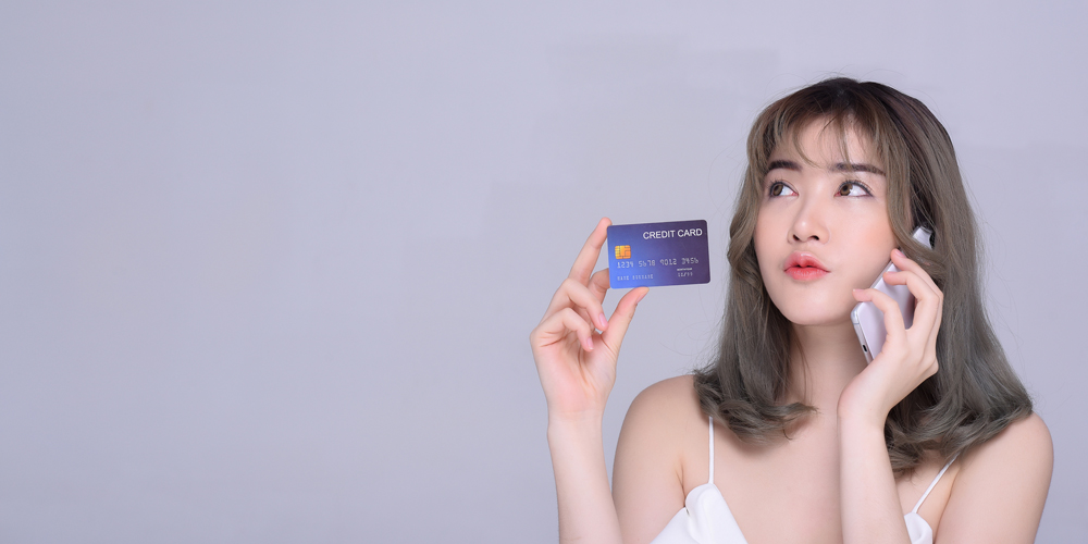 クレジットカードを持っている若い女性