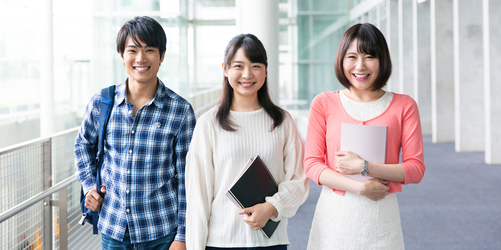 男女の学生三人