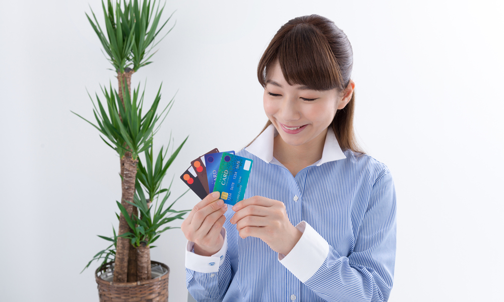 クレカを持つ女性