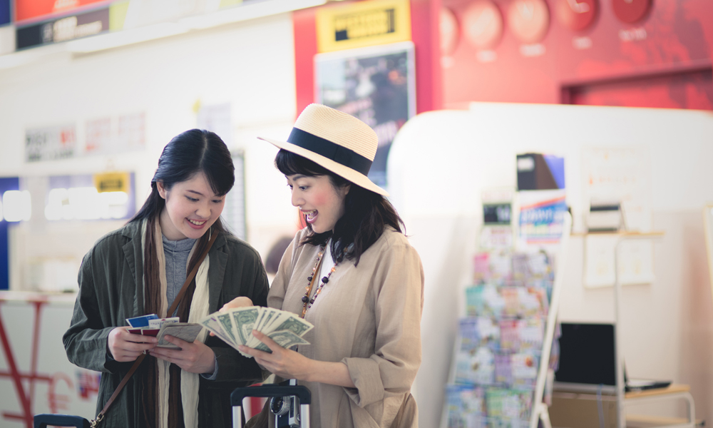 海外旅行している女性たち