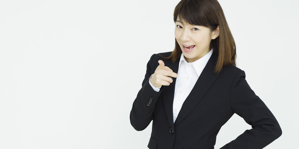 指をさす女性