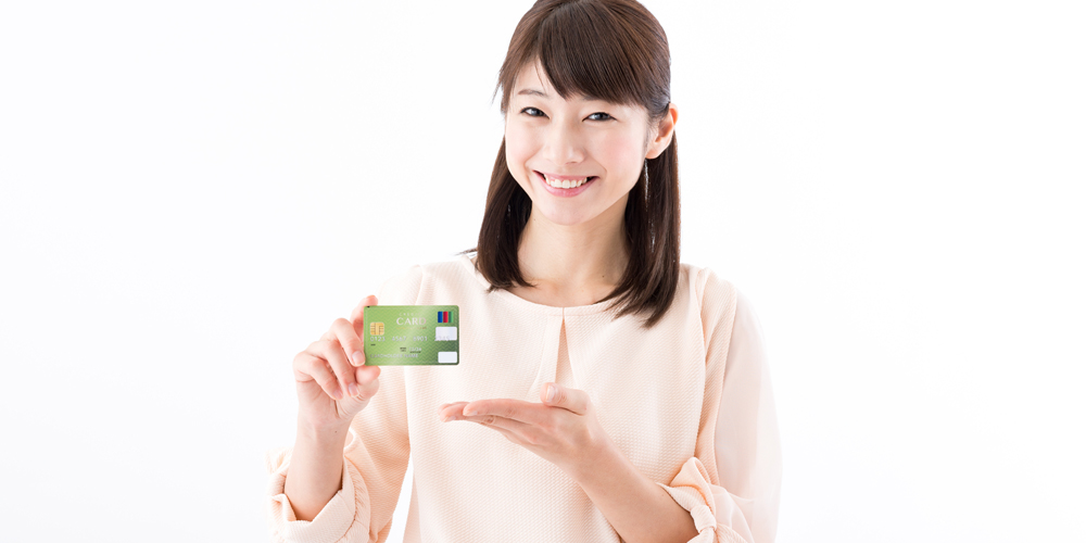 カードを持つ女性