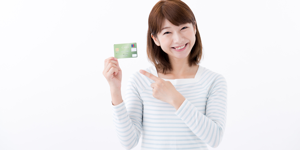 クレカを指差す女性