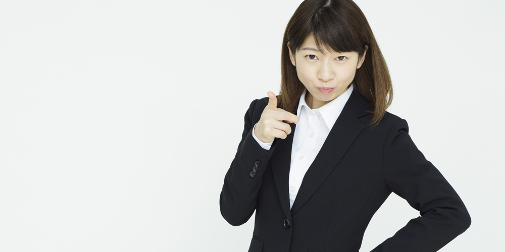 指差しして指摘する女性