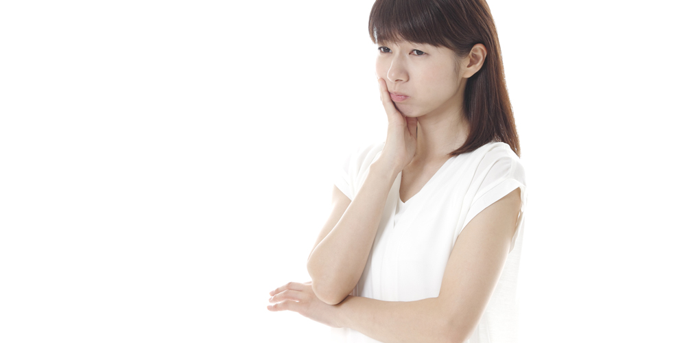 悩んでいる女性