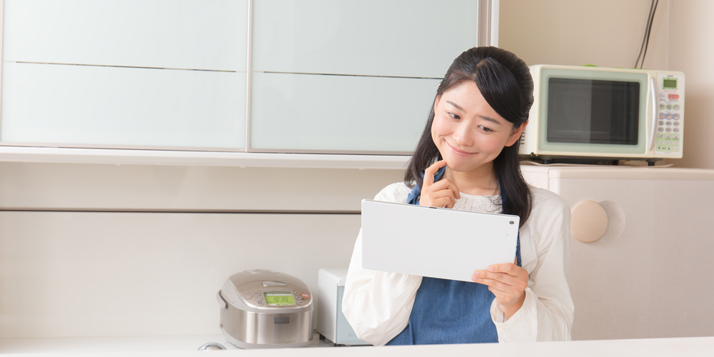 ポイント明細を見る女性