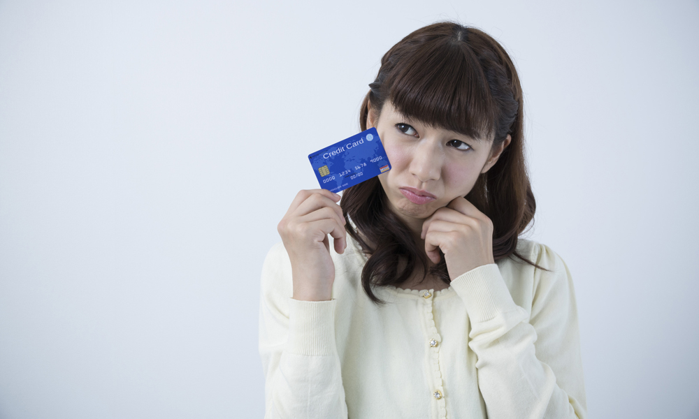 クレカのマイルとポイントで悩む女性