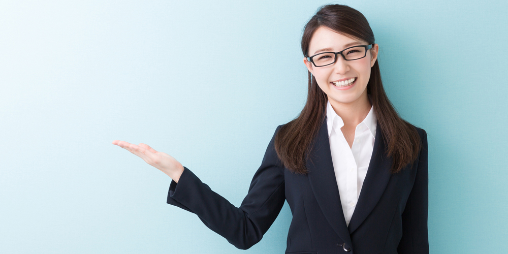 カードの説明をする女性