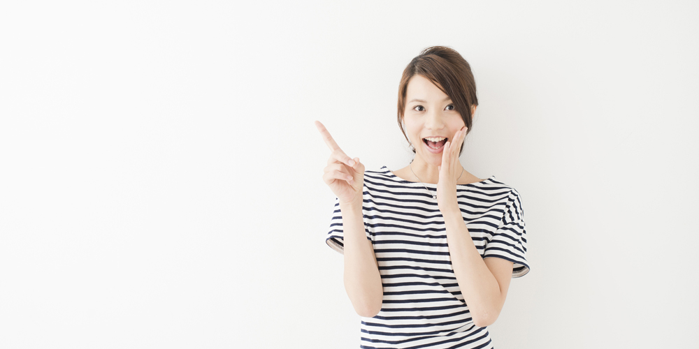 チェックだよと教える女性
