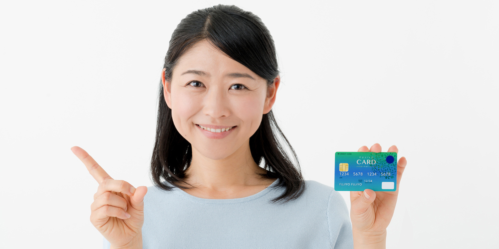 クレジットカードを持つ女性