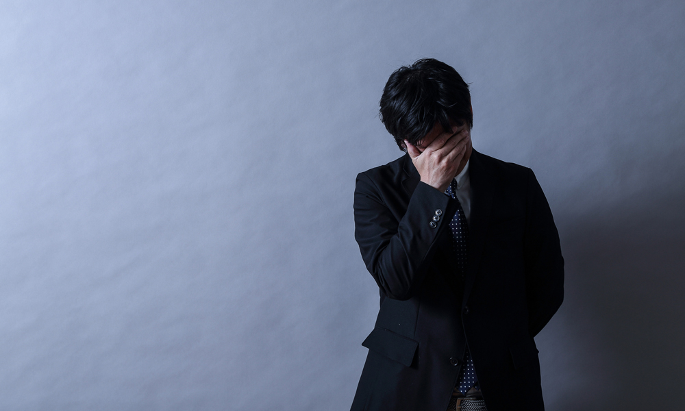 クレカの支払い延滞で困っている男