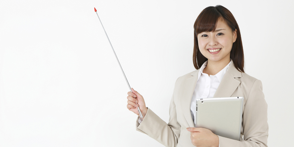 解説をする女性