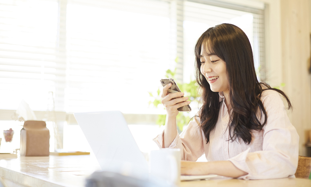 スマホをいじる女性
