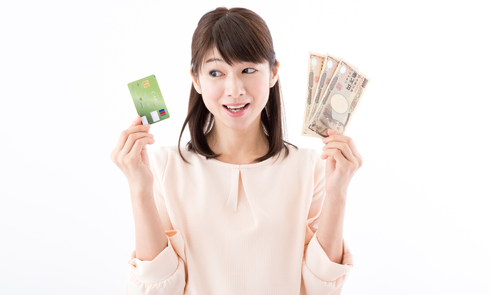 クレジットカードでキャッシングする女性