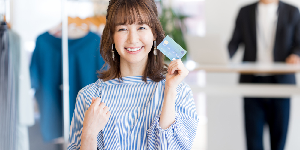 クレカを見せている女性