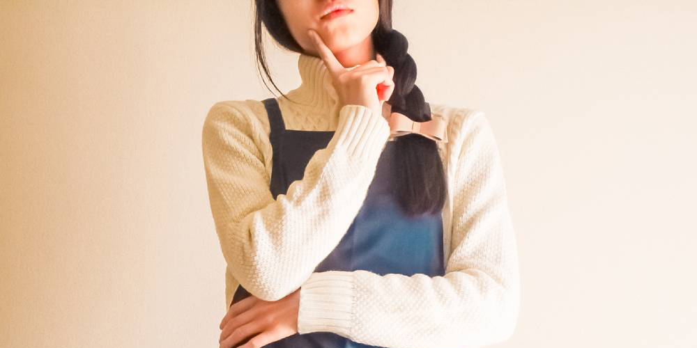 考える女性
