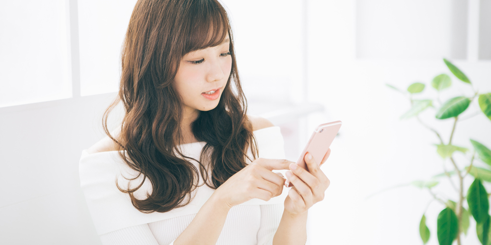 スマホを操作する若い女性