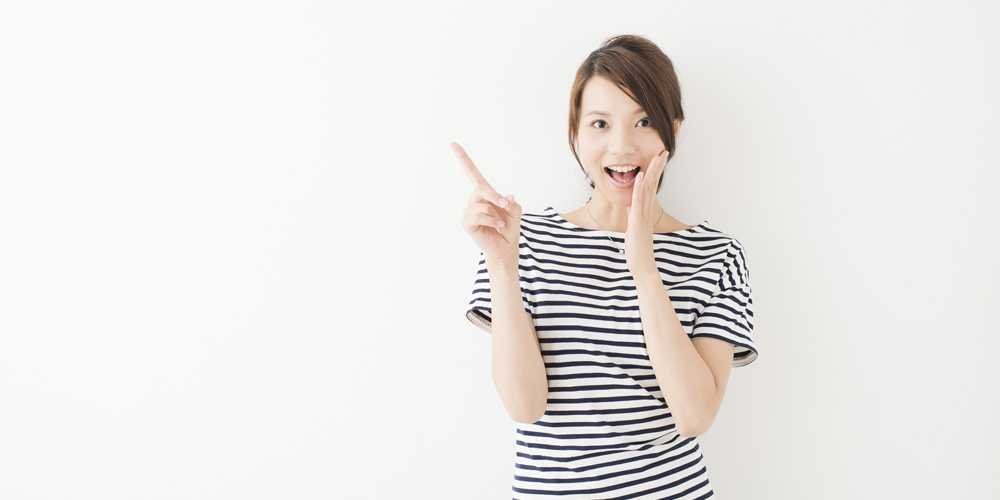 指をさす女性