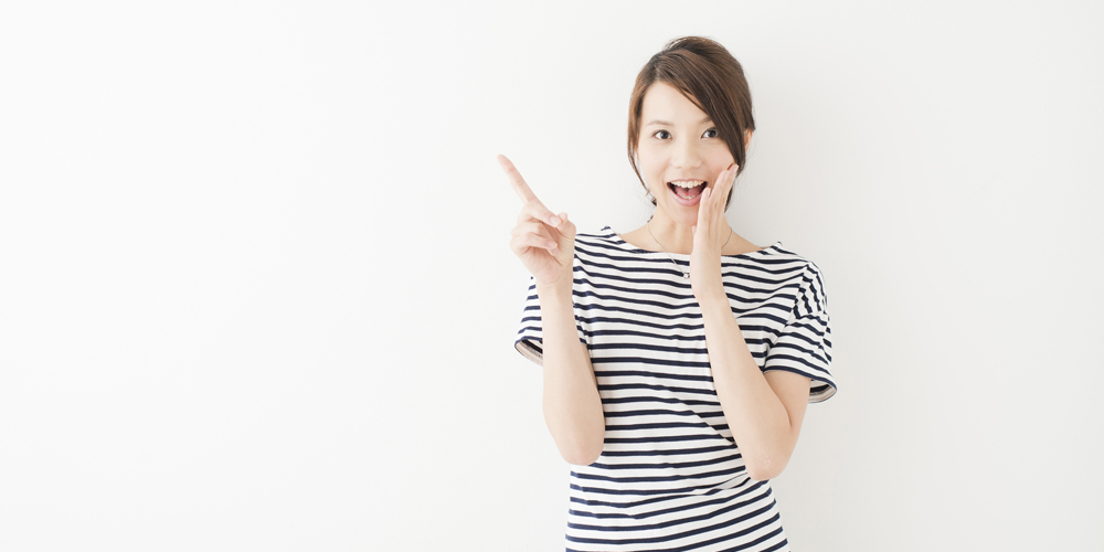 ポイントを指差す女性
