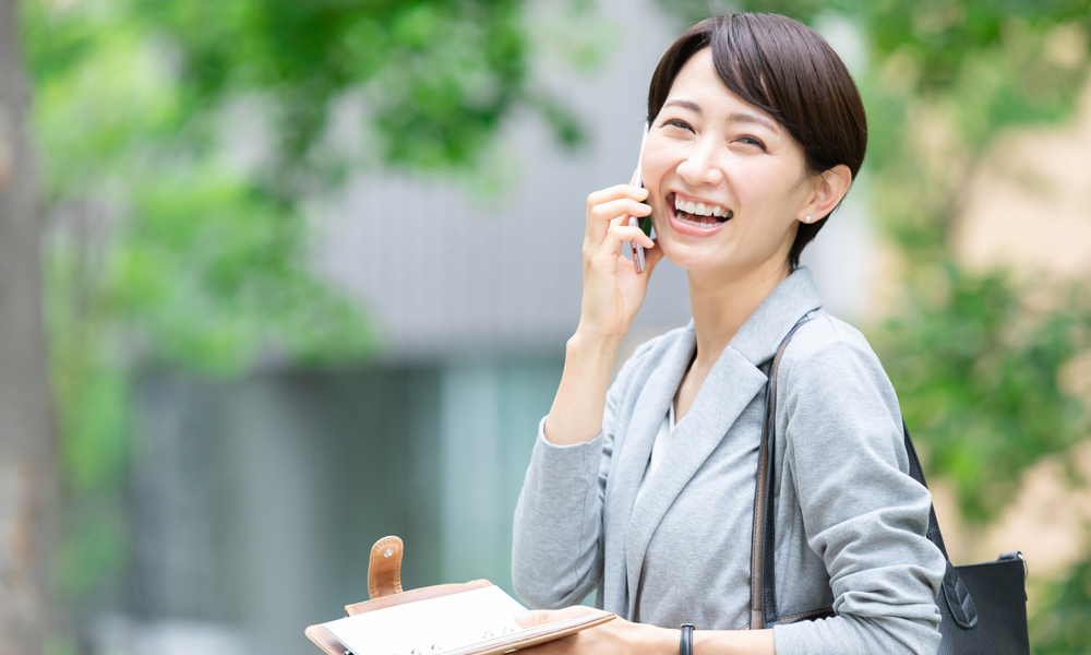 スマホで通話している女性
