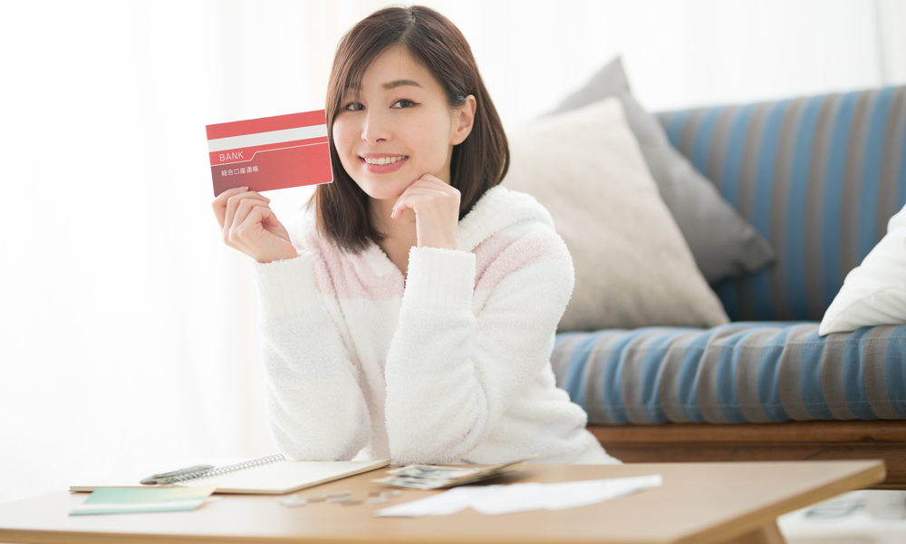 預金通帳を持つ女性