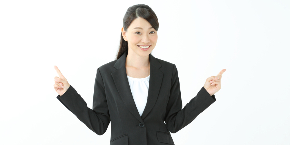 両手でポイントを表現する女性