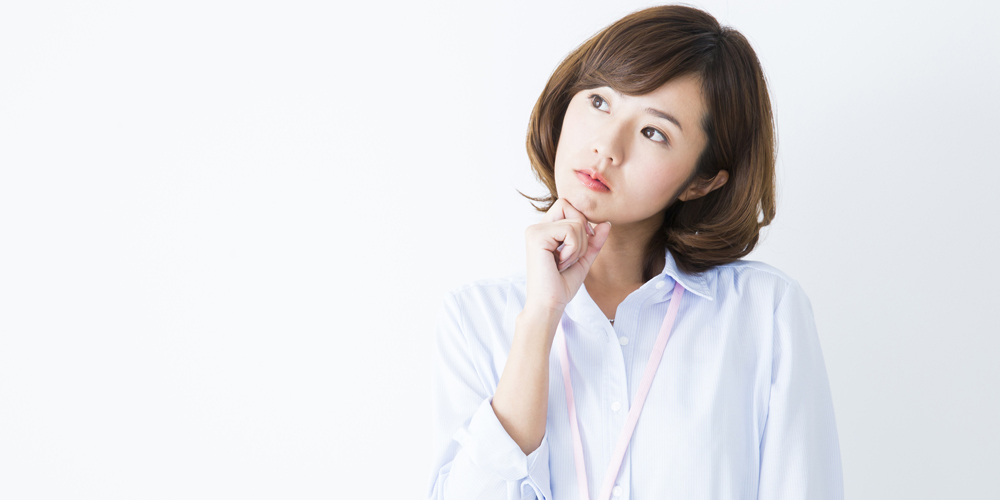 首をかしげる女性