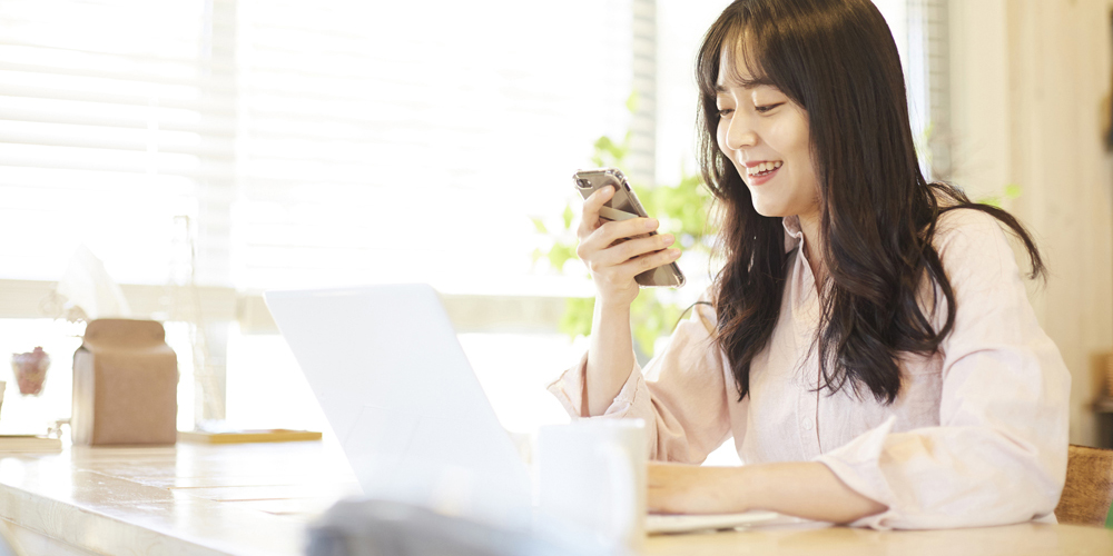 スマホをいじる女性