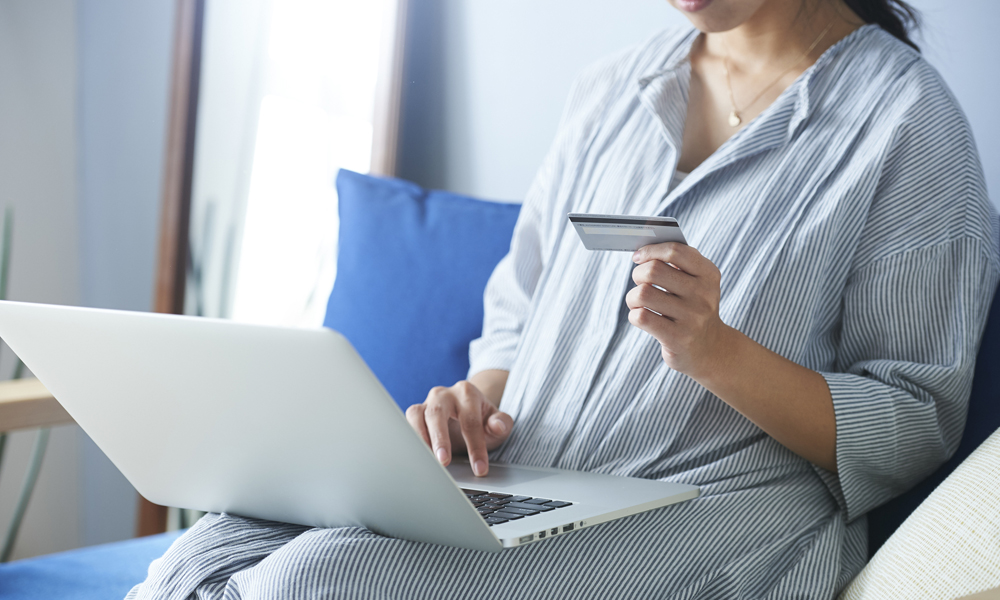 クレジットカードを見つめる女性