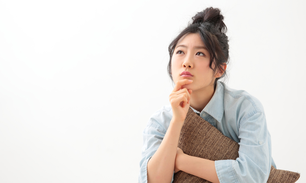 何かを考えている女性