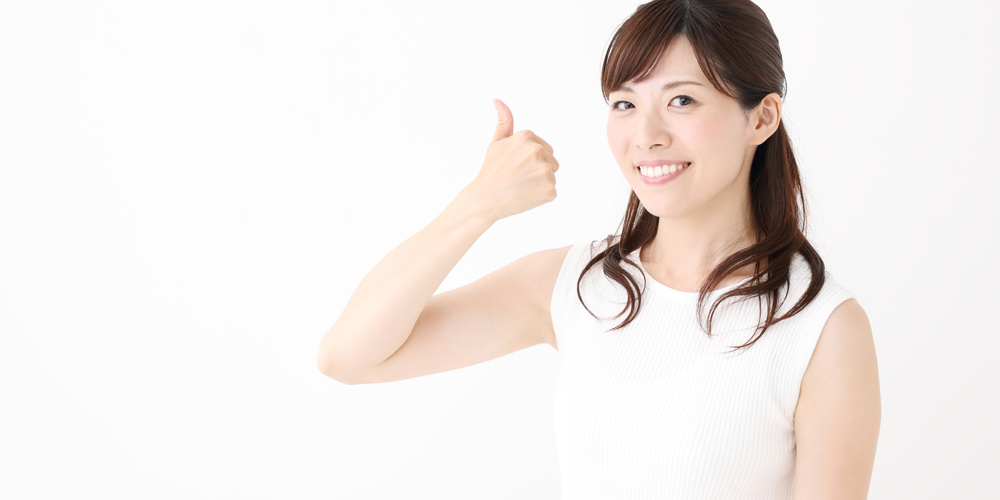 グッドサインを出す女性