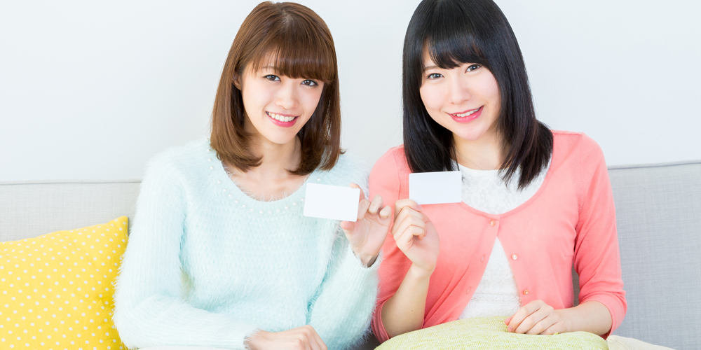 クレカのデザイン重視の女性二人