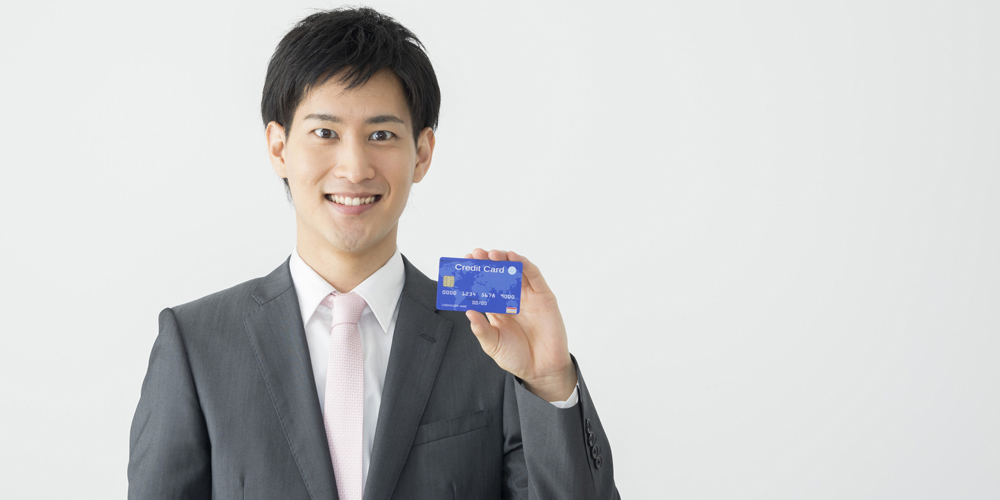 おすすめのクレジットカードを持つ男性