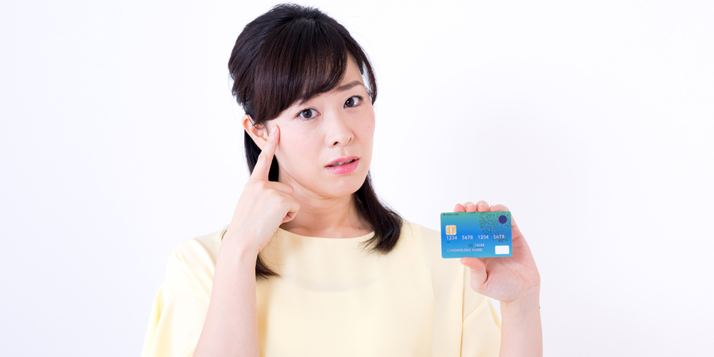 クレカで悩む女性