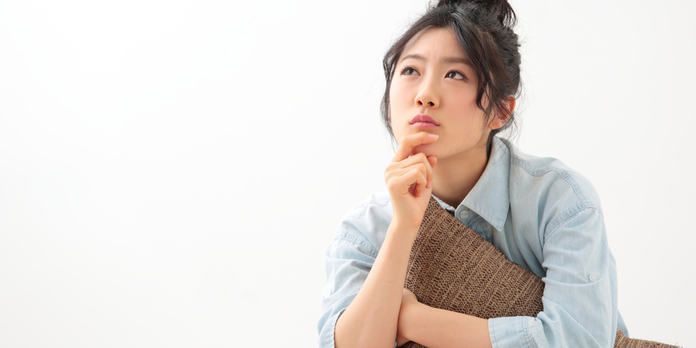 考え事をしている女性