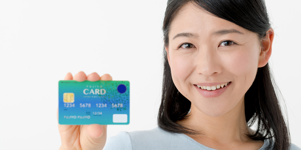 おすすめのクレジットカードを持つ女性