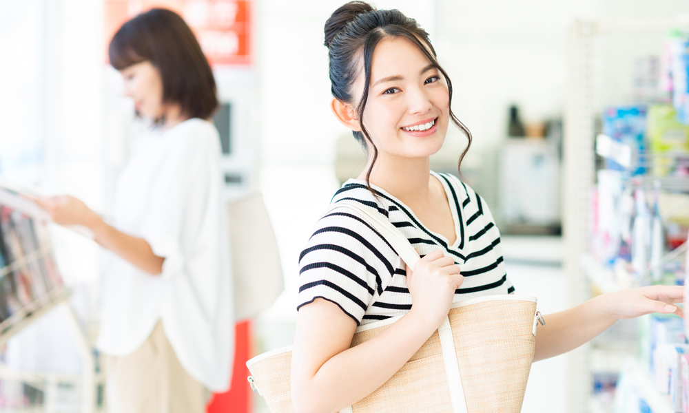 買い物中の女性