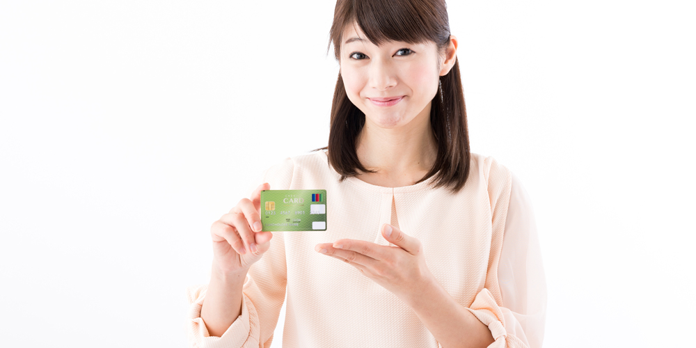 クレジットカードを持つ女性