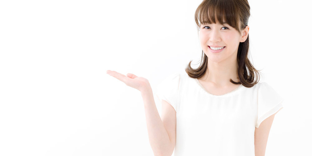 案内する女性