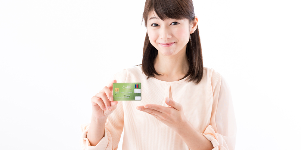 クレカを持つ女性