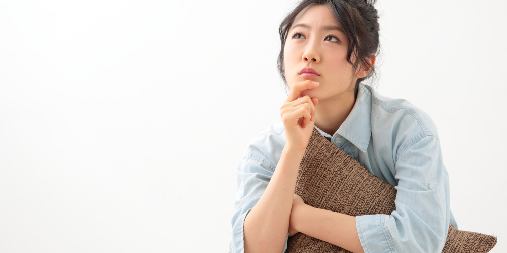 何かを考えている女性