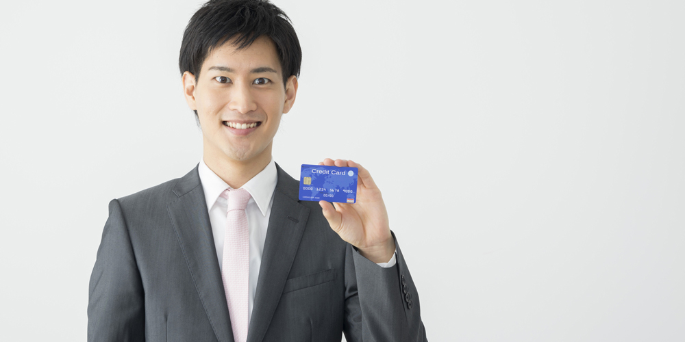 クレジットカードを手に持つ男性