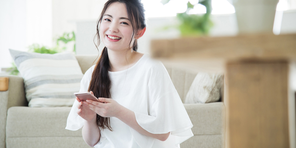 スマホを持っている女性