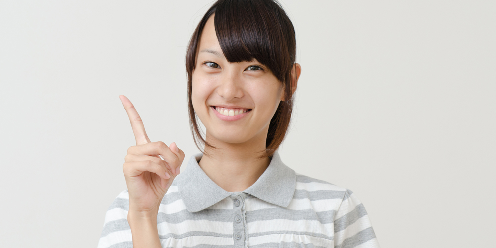 ポイントを表現する女性