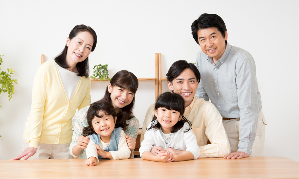 祖父母と息子夫婦と子供