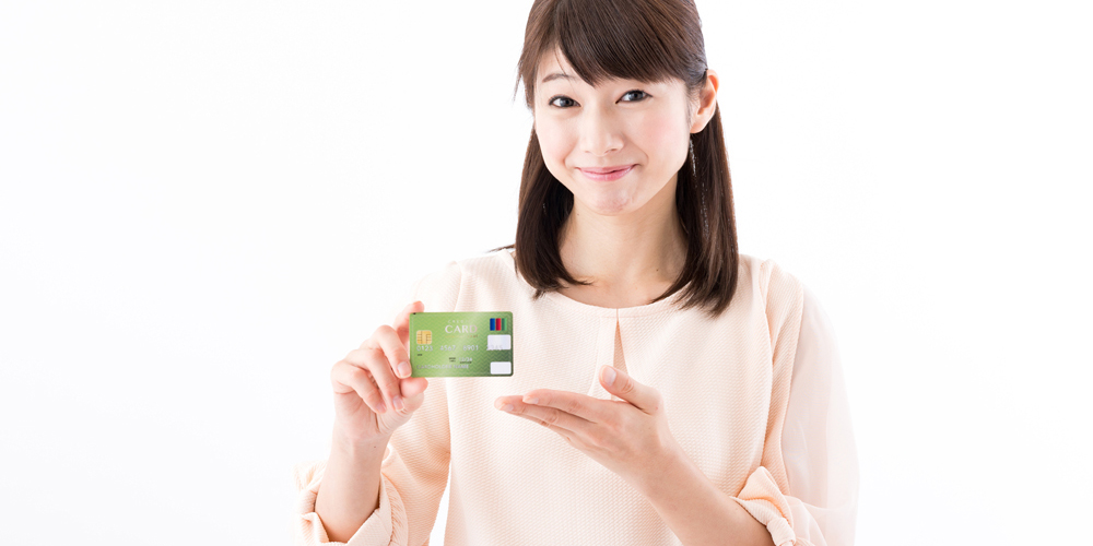 おすすめのクレジットカードを持つ女性