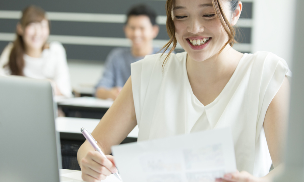 笑顔で勉強している女学生