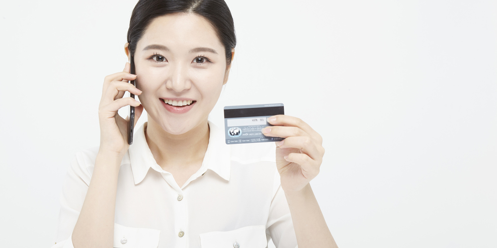 クレジットカードのサポートに電話する女性