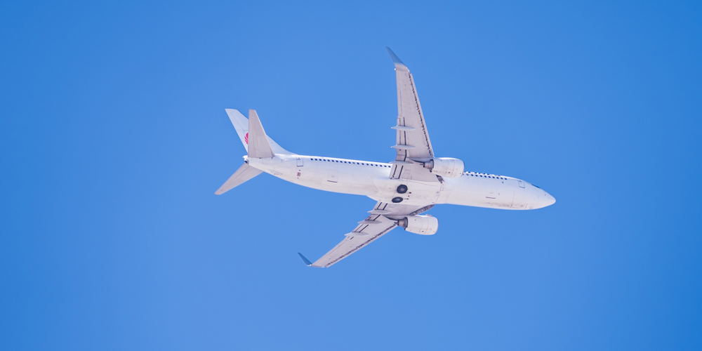 飛行機と青い空