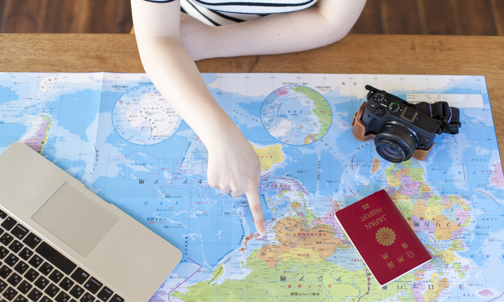 世界地図を見て海外旅行計画